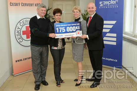 Společnost Zepter International darovala Českému červenému kříži výrobky v hodnotě 175 251 Kč.